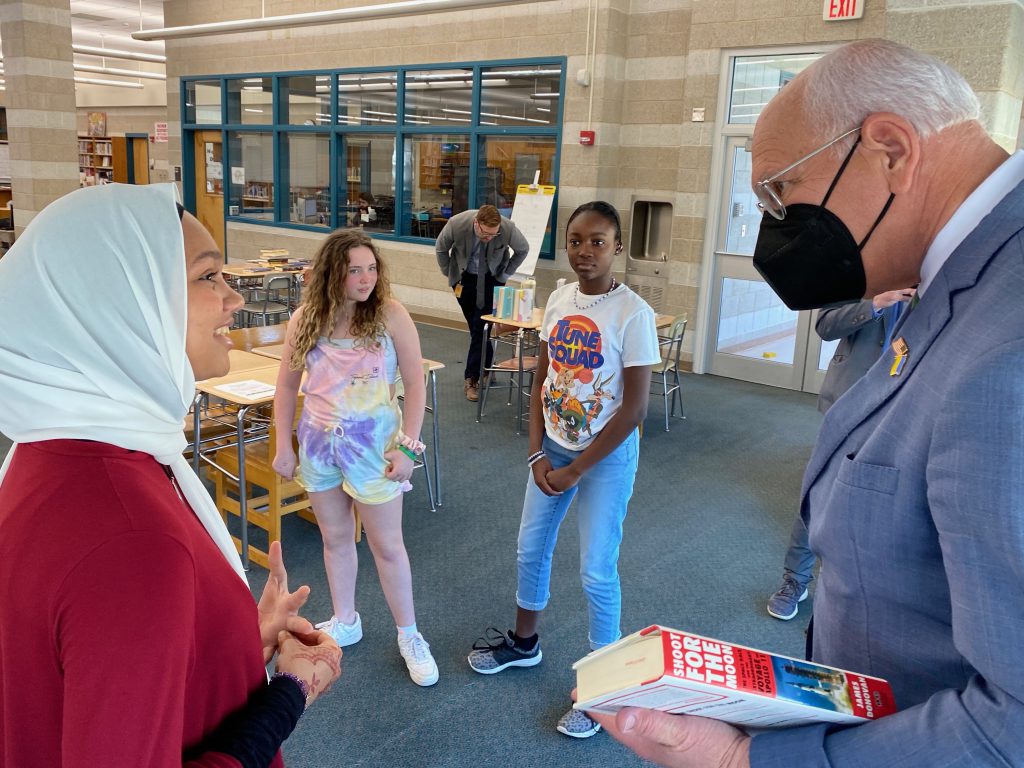 congressman listens to student