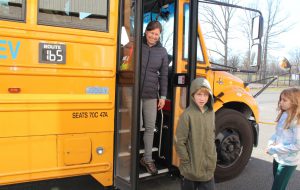 David Burtis daughter and grandchildren walking off of E-V bus