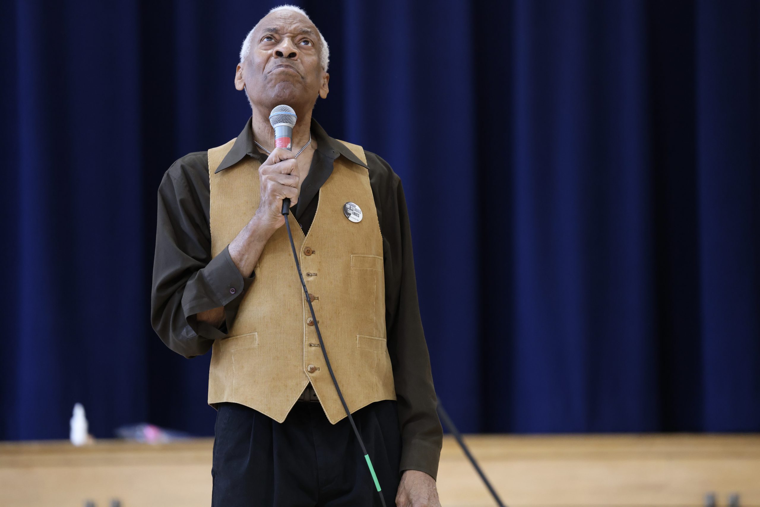 Image of Reggie Harris during his presentation at Hamagrael Elementary School